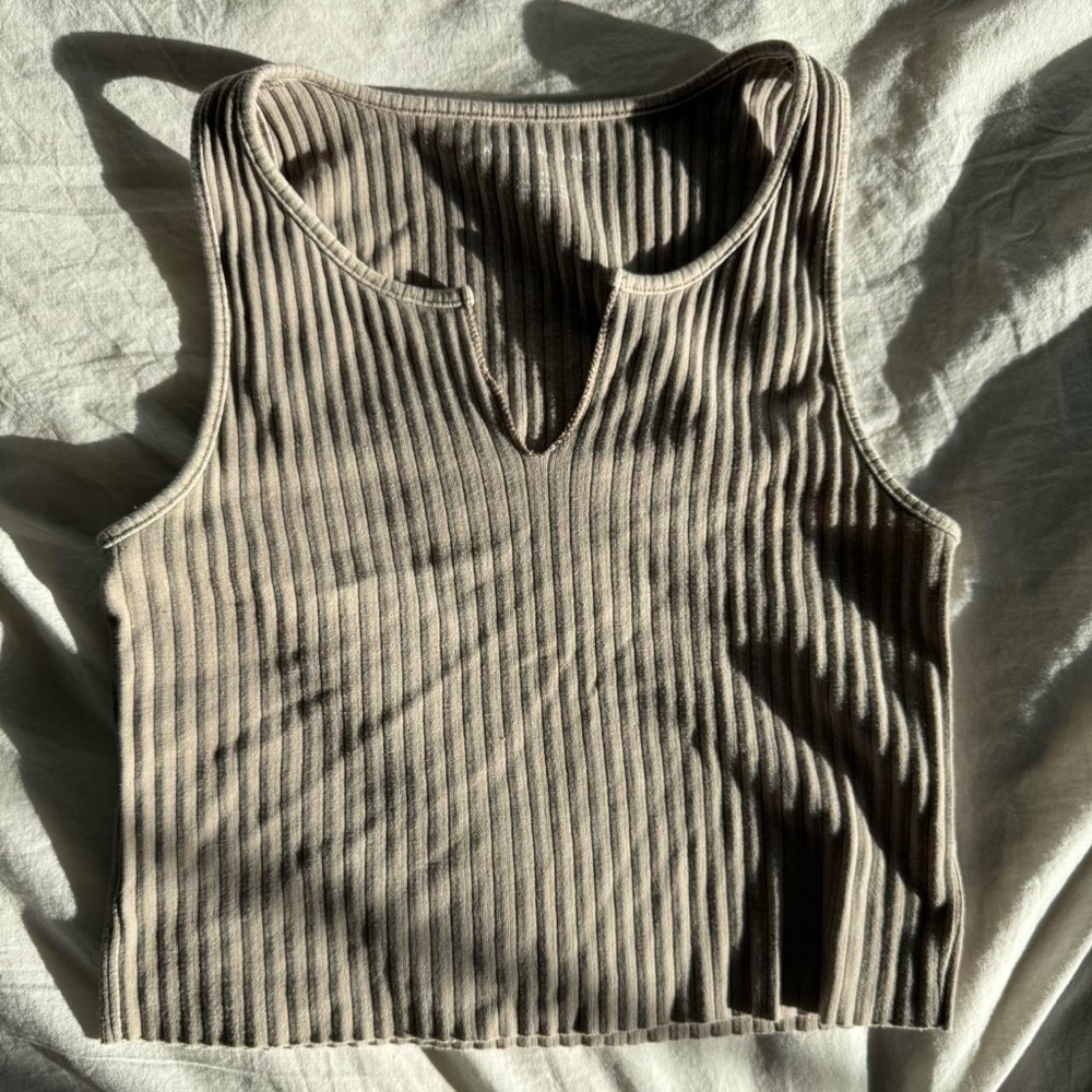 American Eagle Outfitters Cream V-neck Sleeveless Crop Ribbed Tank Top